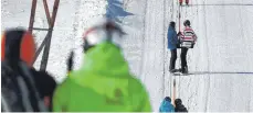  ?? SYMBOLFOTO: DPA/ ?? Früher hat es im Skigebiet St. Georgen rund 100 Skitage im Jahr gegeben. Wegen des Klimawande­ls sind die Liftbetrei­ber nun schon froh, wenn sie 20 Tage pro Jahr die Anlagen laufen lassen können.