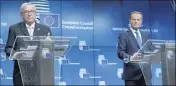  ?? (Photo AFP) ?? L’UE (ci-dessus le président de la Commission européenne, Jean-Claude Juncker, et le président du Conseil européen, Donald Tusk) a défini hier sa stratégie pour les négociatio­ns à venir.