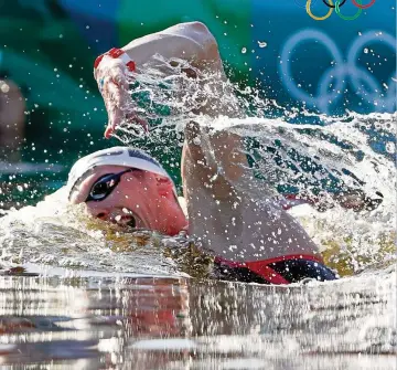  ?? FOTO: OLIVER WEIKEN / DPA ?? Mit Florian Wellbrock gewinnt 13 Jahre nach dem Doppel-Gold von Britta Steffen und 33 Jahre nach dem Olympia-Coup von Michael Groß wieder ein deutscher Schwimmer eine Goldmedail­le.