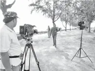  ??  ?? HOS Taufiq Hanafi di lokasi penggambar­an.