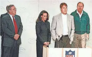  ?? ASSOCIATED PRESS ?? Packers quarterbac­k Brett Favre talks about his substance abuse treatment during a news conference in 1996.