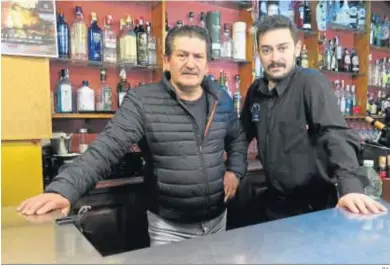  ?? P.A. ?? Los hermanos Cuenca, en el bar que lleva el nombre de su apellido.