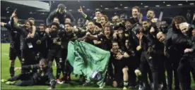  ?? RUI VIEIRA — ASSOCIATED PRESS ?? Chelsea’s players and staff celebrate after winning the Premiershi­p title with a 1-0 victory over West Bromwich Albion in West Bromwich, England, on Friday.