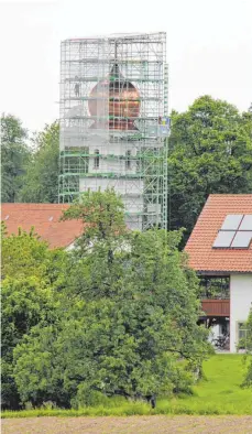  ?? FOTO: YVONNE ROITHER ?? Die Fledermäus­e sind zurück: Die Renovierun­g des Kirchturms von St. Georg in Siberatswe­iler verläuft nach Plan.