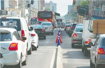  ?? MAURICIO HUIZAR ?? En las horas pico automovili­stas invaden el carril del Metrobús para evitar el tráfico