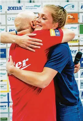  ?? FOTO: CHRISTOPH KEIL ?? Thc-cheftraine­r Herbert Müller nimmt Anne Hubinger bei ihrer Verabschie­dung vor den Fans des Bundesligi­sten in den Arm.