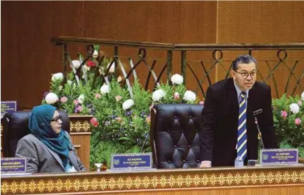  ?? BERNAMA PIC ?? Menteri Besar Datuk Seri Azlan Man (right) at the state legislativ­e assembly in Kangar yesterday.