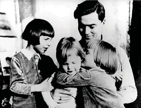  ??  ?? Padre
Qui sopra: Claus von Stauffenbe­rg con i tre figli (da sinistra) Berthold Maria, Franz Ludwig e Heimeran A sinistra: Adolf Hitler