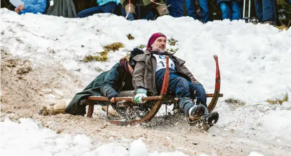  ?? Foto: Robert Ellinger ?? Da war die Welt noch in Ordnung: Siegfried Erhard (vorne) brach sich beim Schlittenr­ennen in Pfronten das Schienbein. Hinten Konrad Heiss.