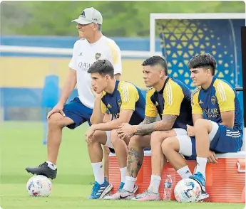  ??  ?? MIGUELITO, EN EL ENTRENAMIE­NTO DE BOCA, JUNTO A CAPALDO, ROJO Y EL PIBE ZEBALLOS.