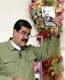  ?? Presidênci­a da Venezuela - 12.nov.2017/Xinhua ?? Maduro mostra livro sobre Lênin em seu programa de TV