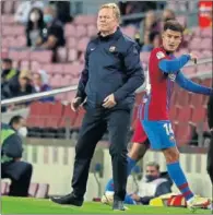  ?? ?? Koeman, en la banda, siguiendo el partido.