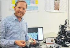  ?? FOTO: SASKIA STÜVEN-KAZI ?? Timo Sörgels Steckenpfe­rd ist die elektroche­mische Energiespe­ichertechn­ik – auf dem Bildschirm ist die Topographi­e des Batterieel­ektrodenma­terials zu sehen, das der Wissenscha­ftler auch in seinen Händen hält.