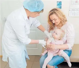  ??  ?? Campaña de vacunación. En Ucrania, donde registraro­n más casos.