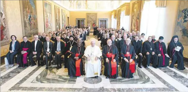  ?? CNS ?? El Papa Francisco junto al cardenal Peter Turkson, a la derecha, y el cardenal Leonardo Sandri y Mario Zenari, durante el encuentro vaticano sobre Siria e Irak