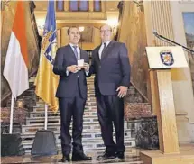  ??  ?? El alcalde de Santiago, Felipe Alessandri, declaró a Su Alteza Serenísima, el Príncipe Alberto de
Mónaco, Huésped Ilustre de la comuna.