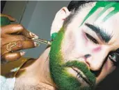  ?? DOLLY FAIBYSHEV NYT ?? Alex Brightman has makeup applied before hitting the stage on the closing night of “Beetlejuic­e.”