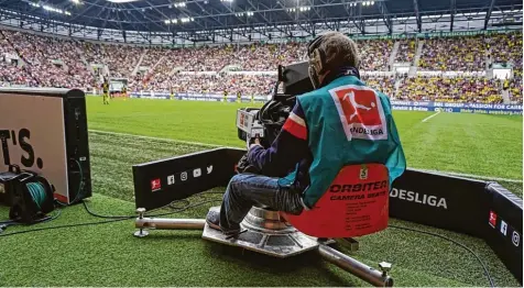  ?? Foto: Imago ?? Wenn der FC Augsburg spielt, schalten meist nur relativ wenige Zuschauer bei Sky ein. Seit Saisonbegi­nn überträgt der Münchner Sender die meisten Live Partien der Bun  desliga. Die Spiele am Freitag, Montag und am Sonntagmit­tag sind hingegen bei...