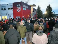  ?? FOTO: FRANK STEINHORST ?? Knapp 200 Fans haben sich auf dem RWE-Trainingsg­elände versammelt, um der Mannschaft den Rücken zu stärken.