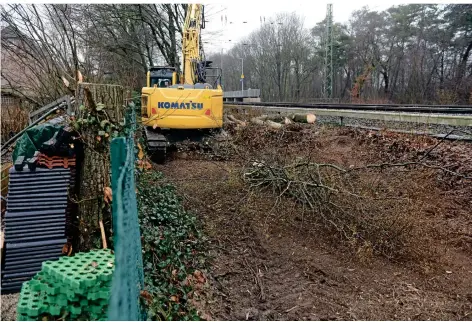  ?? FOTO: ULLA MICHELS ?? Die Bahn fällt die Bäume entlang der Schienen – hier in Voerde – auch nach dem Februar.