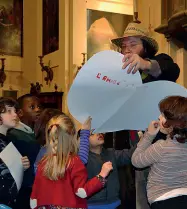  ??  ?? Con i bimbi Un momento del veglione di San Silvestro criticato da un giornale cattolico con don Paolo assieme ai bambini della parrocchia