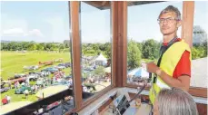  ??  ?? Peter Ludl ist im Hauptberuf Fluglotse am Stuttgarte­r Flughafen. In seiner Freizeit hatte er Flugverkeh­r beim Oldtimertr­effen in Riedlingen im Blick.