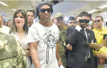  ??  ?? Ronaldinho y la empresaria Dalia López, el 4 de marzo de 2020, a su llegada a nuestro país.