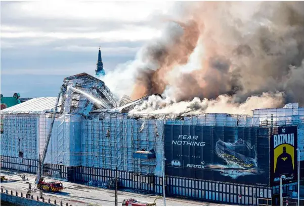  ?? Foto: Emil Helms/ritzau Scanpix Foto/dpa ?? Feuer und Rauch steigen aus der Alten Börse in Kopenhagen auf.