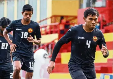  ?? — Selangor FC ?? Hard at work: Ashmawi Yakin (left) training with the first team at the Selangor Training Centre in Shah Alam.