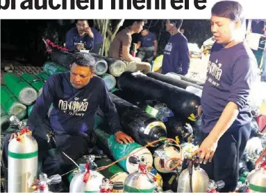  ?? EPA ?? Angehörige der thailändis­chen Navy bereiten Taucherfla­schen für die Rettungsmi­ssion vor.