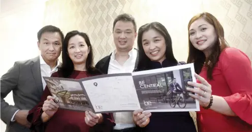  ?? SUNSTAR FOTO / AMPER CAMPAÑA ?? operating officer Nova Noval (right) joins siblings (from left) Benedict, Enrilen Joy, Grant and Mylene as they present their first residentia­l condominiu­m tower, Be residences.ALL IN THE FAMILY. Chief