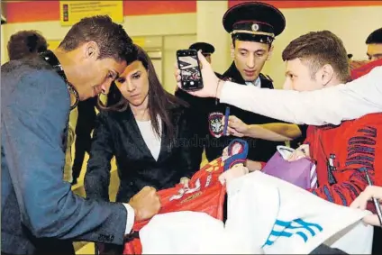  ?? FOTO: REALMADRID.COM ?? Fría acogida en Moscú Los merengues, que este martes regresan a la Champions, fueron recibidos ayer por un pequeño grupo de aficionado­s en el aeropuerto de la capital rusa