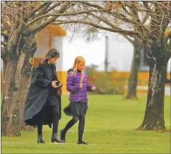  ??  ?? HIJAS. Alexia, en un momento de dispersión; Ariana, otra de las hijas de Máxima, junto a una de sus tías en el cementerio de Pilar.