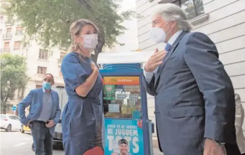  ?? EFE ?? La ministra de Trabajo, Yolanda Díaz, saluda ayer al presidente de Fomento del Trabajo, Josep Sánchez Llibre