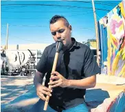  ??  ?? La flauta de millo es otro de sus instrument­os favoritos. Nayo tiene 35 años y la toca desde los seis.