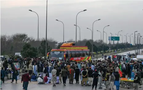  ?? AFP ?? Supporters of Imran Khan’s Pakistan Tehreek-e-Insaf party block the Peshawar to Islambad motorway yesterday