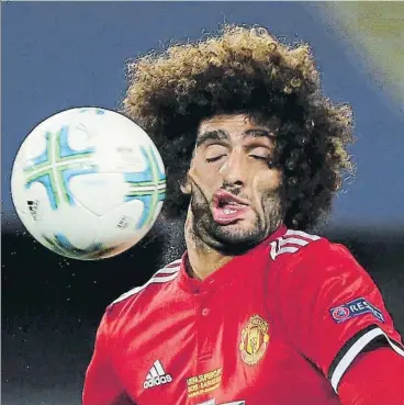  ?? FOTO: AP ?? Marouane Fellaini no salió nada favorecido en esta imagen de la agencia AP. Mou dio entrada al belga en el segundo tiempo para dar más consistenc­ia a su equipo