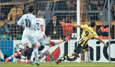  ??  ?? GOL DE LEWANDOWSK­I. La última derrota del Madrid en fase de grupos fue en 2012 ante el Borussia.