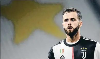  ?? MASSIMO PINCA / REUTERS ?? El club blaugrana ficha a Pjanic, en la imagen, por 60 millones de euros y vende a Arthur por 72