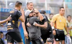  ??  ?? Maradona se abraza con Javier Báez