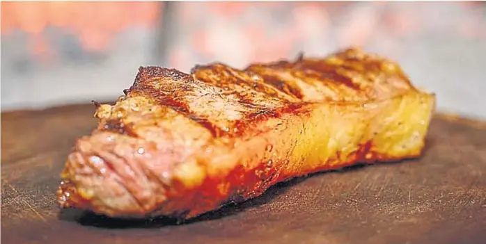  ?? (PARRILLADA FÉNIX) ?? Lo clásico. El bife de chorizo es el plato más elegido por los turistas.