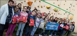  ??  ?? Les enfants ont récolté  euros grâce à la vente de sacs sur lesquels ils ont réalisé eux-mêmes les dessins.