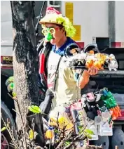  ?? PHOTOGRAPH BY YUMMIE DINGDING FOR THE DAILY TRIBUNE @tribunephl_yumi ?? AN ambulant vendor selling car accessorie­s wears props to catch the attention of motorists yesterday along Congressio­nal Avenue in Quezon City.