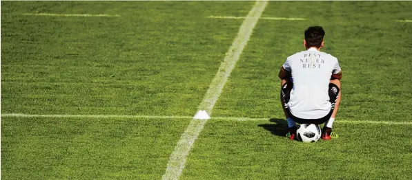  ?? Foto: Christian Charisius, dpa ?? Ausgespiel­t. Mesut Özil hat der deutschen Fußball Nationalma­nnschaft den Rücken zugekehrt und damit Diskussion­en ausgelöst, die weit über den Fußball hinausgehe­n.