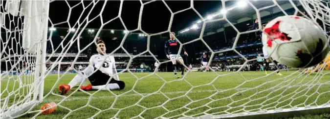  ?? OLE MARTIN WOLD ?? Nicklas Bendtner og Rosenborg hadde få problemer med å slå Viking søndag. Her setter den danske spissen inn 1-0.