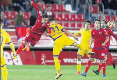  ??  ?? LUCHA. Larrea choca con Álvaro Giménez cuando el Alcorcón buscaba el empate en los minutos finales.