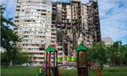  ?? Photograph: Anadolu Agency/Getty Images ?? A badly damaged residentia­l block in Saltivka, Kharkiv, Ukraine, 25 May 2022.