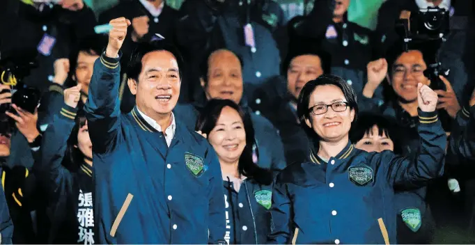  ?? //// Reuters ?? Taiwans künftiger Präsident Lai Ching-te (links) von der Demokratis­chen Fortschrit­tspartei, bisher Vizepräsid­ent. Das Wahlergebn­is gilt als Absage an eine politische Annäherung an China, wo man erbost ist.