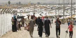  ?? Reuters ?? Displaced people who fled there homes gather at Salamiyah camp, near Mosul, on Wednesday. —