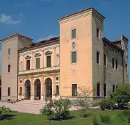  ??  ?? I beni controllat­i Villa TrissinoCr­icoli (foto in alto) e il complesso di Borgo Berga (in basso)